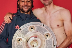 格纳布里社媒晒照致敬穆勒：与足坛传奇并肩