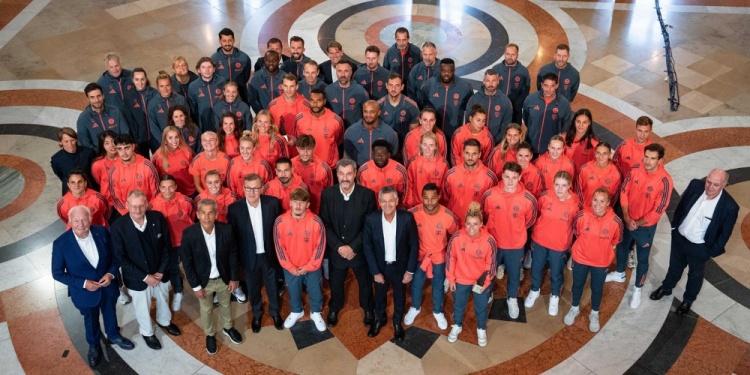 官方：拜仁男足、女足上赛季双双夺冠，球队获巴伐利亚州州长表彰